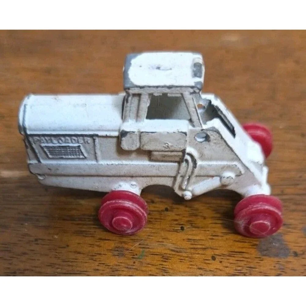 PAYLOADER 8105 Shovel Car #8105 Made in Hong Kong White Universal Products Vntg